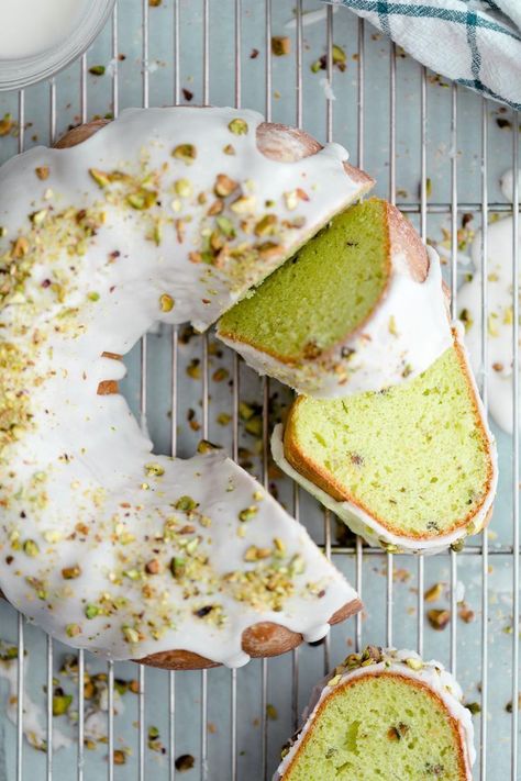 Pistachio Pudding Cake, Pudding Frosting, Easy Bundt Cake Recipes, Easy Cake Recipe, Easy Bundt Cake, Baking Treats, Bundt Cake Recipe, Pistachio Pudding, Vegan Cakes