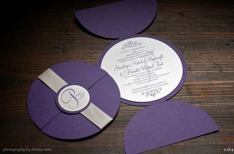 Circle Invite Creative Wedding Invitations, Creative Invitations, Trendy Wedding Invitations, Purple Wedding Invitations, Wedding Invitation Card Design, Cheap Wedding Invitations, Black Invitation, Flower Wedding Invitation, Classic Wedding Invitations