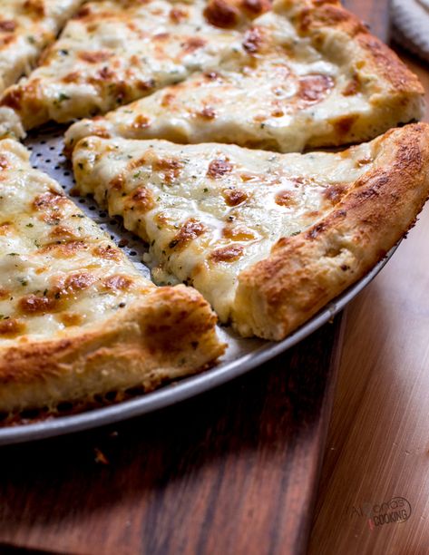 Easy Alfredo Pizza (with a Step-by-Step Photo Tutorial) Pizza Alfredo, Sauce For Pizza, Pizza Crust Recipe Easy, Garlic Alfredo Sauce, Special Pizza, Recipe For Pizza, Easy Pizza Crust, Chicken Alfredo Pizza, Cheese Pizza Recipe