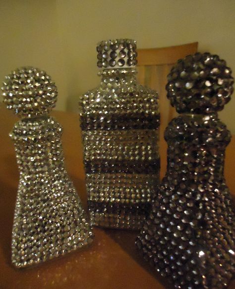 DIY Home Decor: Make Gorgeous Rhinestone Covered Bottles Bejeweled Bottles, Diy Bedroom, Altered Bottles, Design Diy, Bottle Art, Diy Projects To Try, Home Decor Tips, Bottle Crafts, Bedroom Diy