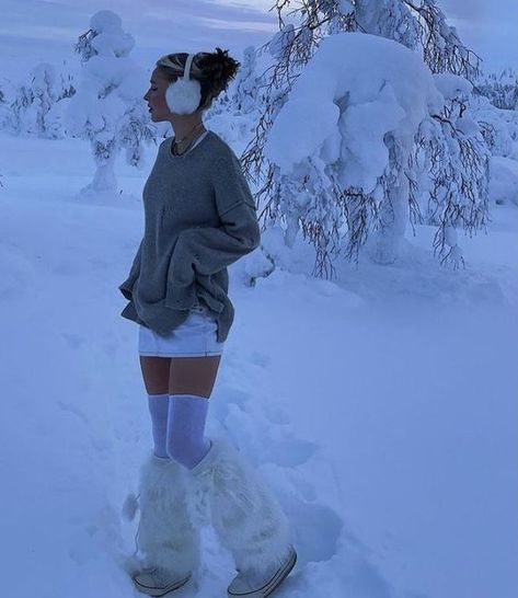 c2o,snow,snow bunny,snow aesthetic,ice,icy aesthetic,edgy,white,fem icon,discord,pfp,icons,winter aesthetic Snow Bunny Outfit, Winter Wonderland Outfit, Mode Au Ski, Winter Outfits Snow, Snow Photoshoot, Cold Girl, Russian Winter, Winter Princess, Winter Outfits Aesthetic