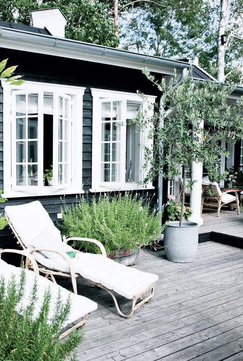 Charcoal Exterior Danish Summer House, Scandinavian Country Style, Country Style Interiors, Country Interior, Style Cottage, Exterior Paint Colors For House, Casa Exterior, Summer Cottage, Design Exterior