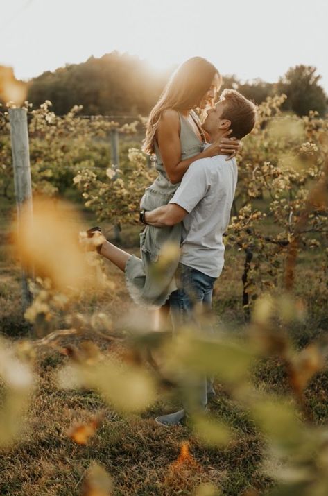 Vineyard Engagement Photos, Vineyard Engagement, Winery Engagement, Vineyard Photography, Proposal Photoshoot, Shooting Couple, Proposal Pictures, Narrative Photography, Winery Vineyard