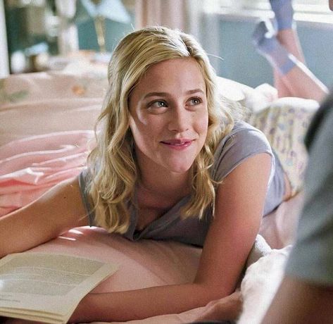 Betty Cooper Betty Cooper Aesthetic, Riverdale Series, Betty Cooper Riverdale, Nice Personality, Diana Rose, Another Cinderella Story, Riverdale Betty, Roller Skaters, Betty Cooper