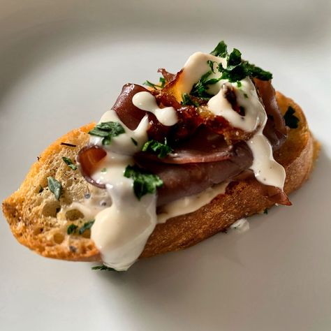 “Savory Sensation: Beef Crostini with Caramelized Onions and Horseradish Aioli” – Mycookingcorner Beef Crostini, Horseradish Aioli, Caramalized Onions, Beef Appetizers, Caramelized Onions Recipe, Crostini Appetizers, Carmelized Onions, Shredded Beef, Swiss Cheese