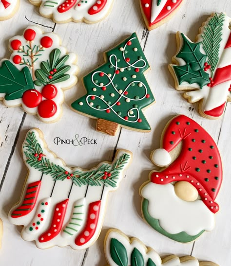 Christmas Cookies Trees Decorated, Cute Christmas Sugar Cookie Ideas, Gingerbread Cookies Design Ideas, Aesthetic Christmas Cookies Decorated, Christmas Cookie Sets Royal Icing, Mistletoe Cookies Decorated, Xmas Cookies Decorated Royal Icing, Christmas Sugar Cookies Aesthetic, Christmas Cookie Themes