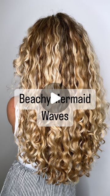 Candace Stuller on Instagram: "Summertime Beachy Waves Routine with @curlsmith_official | AD⁣ ⁣ This routine was about 15 minutes start to….finish? Air drying does take a bit of time for me but if I can relax in the sun while doing so I’m in! Here’s a few of my beach bag besties 👇🏼⁣ •Curlsmith Miracle Shield - UV, Heat, and environmental damage protection all in one. Plus a little drink of protein!⁣ •Weightless Air Dry Cream - this leave-in is also perfect for before/after pool care. If you’re diving in, wet hair first with shower water and add a little leave-in. Then after- add a bit more until you can wash! ⁣ •Invincible Volume Mousse - a staple for me! Mousse to gel formula adds hold without weighing hair down and made air drying much quicker! ⁣ ⁣ Are you team air dry or diffuse?! Thi Air Dry Beach Waves Hair, How To Get Beach Wavy Hair, Curly Beachy Hair, Twist And Clip Air Dry, Air Dry Curly Hair, Wavy Beach Curls, Loose Curls Tutorial, Hairstyles For Wet Hair, Beach Day Hair