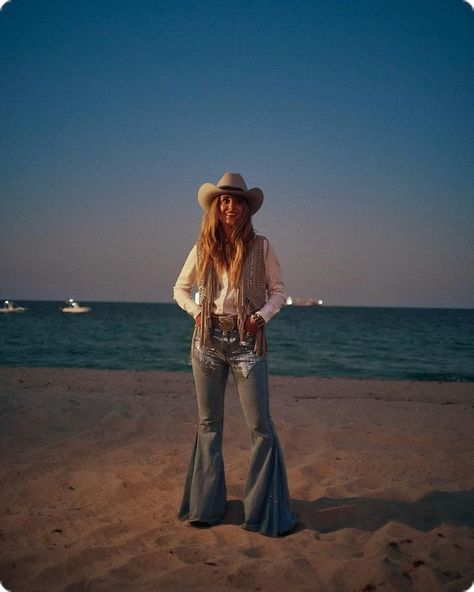 Lainey Wilson Aesthetic, Lainey Wilson Style, Country Girl Aesthetic, Singer Costumes, Lainey Wilson, Queen Aesthetic, Western Wear Outfits, Country Concert Outfit, Western Aesthetic