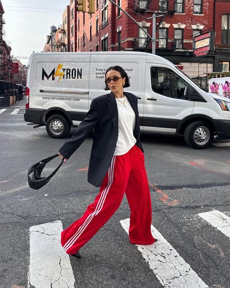 Red Adidas Pants, Adidas Track Pants Outfit, Adidas Pants Outfit, Red Pants Outfit, Street Style Outfits Casual, Looks Adidas, Track Pants Outfit, Pants Outfit Fall, Look Adidas