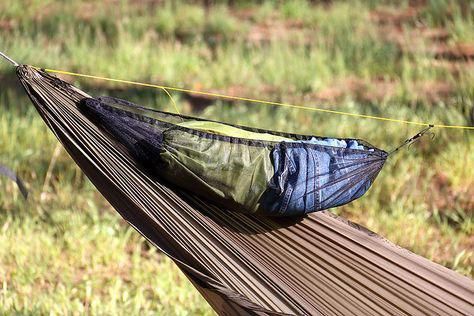 The mini gear hammock, or Gear Loft, from Elemental Hammock. Photo courtesy Elemental Hammock, used by permission. #backpackingbag Indoor Hammock Bed, Hammock Photos, Backpacking Bag, Hammock Camping Gear, Backpacking Hammock, 1000 Lifehacks, Camping Materials, Indoor Hammock, Camping Storage