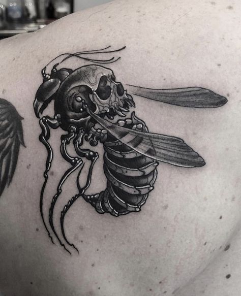 Creepy Patchwork Tattoo, Spooky Bug Tattoo, Bee And Skull Tattoo, Beehive Skull Tattoo, Gothic Bee Tattoo, Bug And Skull Tattoo, Creepy Bee Tattoo, Natur Tattoo Arm, Bug Tattoo