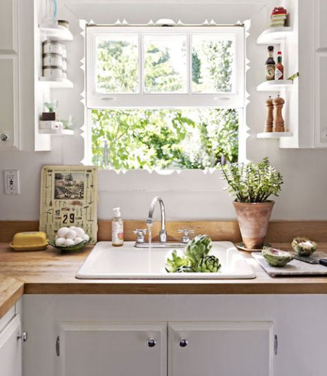 Kitchen Window Shelves, Kitchen Sink Window, Kabinet Dapur, Small Kitchen Storage, French Country Kitchens, Ideas Para Organizar, Kitchen Window Treatments, Kitchen Corner, Kitchen Farmhouse