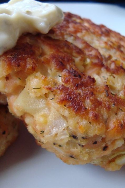 Potato Salmon Patties | "I love this recipe! What a great switch from the old boring way of making salmon patties!" #sidedishrecipes #sides #dinnersidedish #sidedishes #sidedishideas Potato Salmon, Flaked Salmon, Salmon Croquettes, Salmon Potato, Salmon Patties Recipe, Budget Friendly Dinner, Fried Salmon, With Mashed Potatoes, Patties Recipe