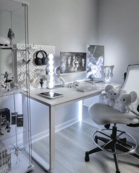 yuki (@yukimimon) • Instagram photos and videos All White Desk Setup, Computer Set Up, White Gaming Room, White Gaming Setup, White Room Decor Bedroom, White Setup, White Desk Setup, Ocean Room Decor, Pc Games Setup