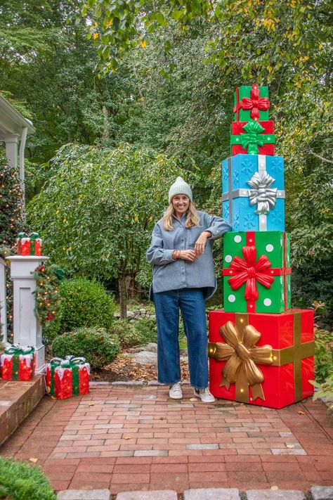 Christmas Present Yard Decor, Diy Giant Present Decorations, Outdoor Christmas Packages Diy, Diy Large Outdoor Christmas Presents, Diy Outdoor Christmas Present Decor, Diy Giant Christmas Tree, Giant Gift Boxes Diy, Stacked Christmas Boxes Decoration, Large Diy Christmas Yard Decorations