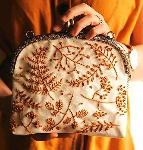 Purse Crafts, Pouch Sewing, Diy Bag Designs, Textile Bag, Diy Bags Patterns, Needle Embroidery, Shiny Objects, Punch Needle Embroidery, Diy Purse