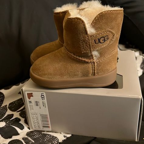 Baby uggs Baby Uggs, Baby Tips, Baby Hacks, Baby Wearing, Ugg Boots, Baby Shoes, Baby Clothes