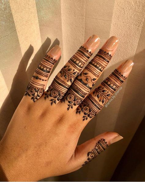 Henna Simpel, Simple Finger Mehndi Designs, Simple Finger Mehndi, Fingers Henna, Hina Designs, Finger Mehndi Designs, Mehndi Hand, Finger Mehndi Design, Finger Mehendi Designs