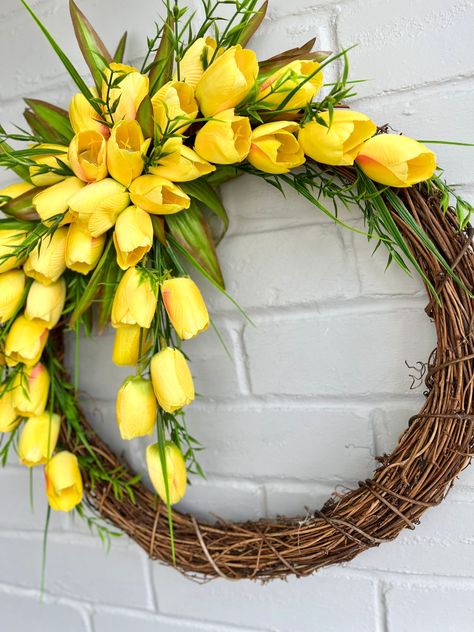 Spring Wreaths For Front Door Diy, Large Door Wreaths, Tulip Spring Wreath, Tulip Decor, Floral Door Wreaths, Spring Floral Wreath, Artificial Tulips, Easter Wreath Diy, Purple Wreath