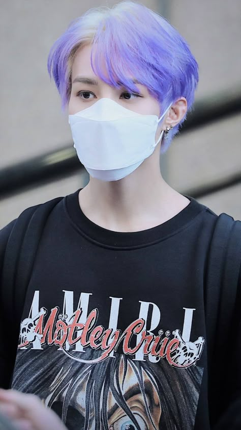 Yangyang Purple Hair, Yangyang Wallpaper, Kpop Hair Color, Boys Colored Hair, Wayv Yangyang, Lavender Hair Colors, Platinum Hair Color, Light Purple Hair, Korean Hair Color