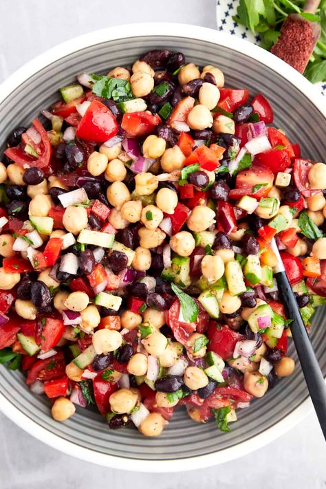 Balela Salad Recipe, Balela Salad, Chopped Veggies, Food Dolls, Oil Dressing, Super Salads, Pea Salad, Potluck Dishes, Mediterranean Food