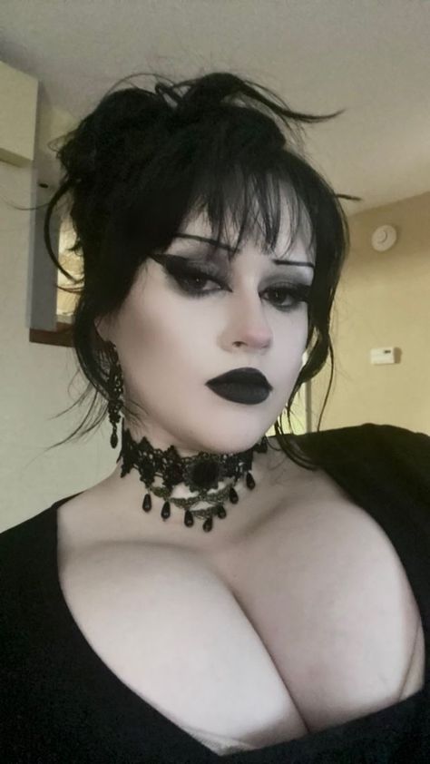 Goth Women Makeup, Goth Mommy Gf, Beautiful Goth Women, Emo Mommy, Hot Goth Makeup, Thick Goth Outfits, Goth Mommies, Goth Girl Art, Emo Women