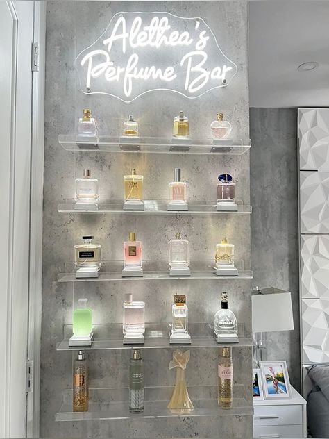 Perfume Storage Ideas Organizing, Dreamy Makeup, Perfume Collection Display, Seni Resin, Makeup Vanities, Perfume Storage, Expensive Perfume, Perfume Display, Perfume Organization