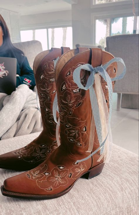 cute blue, white, and gold ribbon on my fav boots! concert, country, morgan wallen texas south southern boots cowgirl cowboy western cute stylish girl teen teenager teenage aesthetic barn ranch countryside vibes Teenage Aesthetic, Trajes Country, Cute Cowgirl Boots, Boots Cowgirl, Cowgirl Aesthetic, Cowgirl Cowboy, Country Concert Outfit, Western Aesthetic, Morgan Wallen