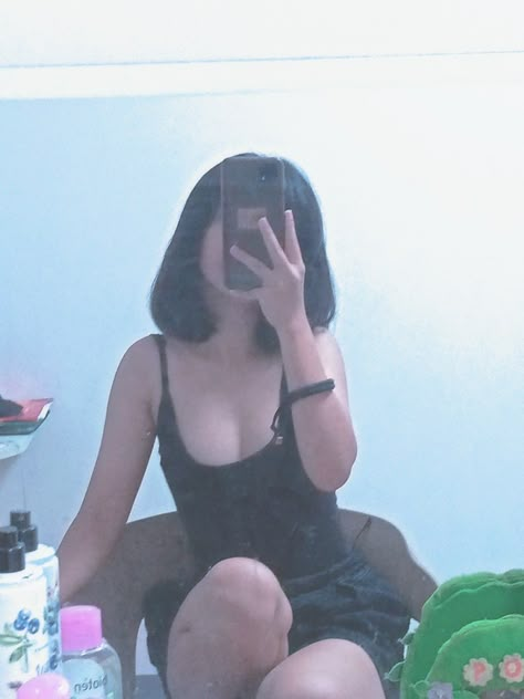 Thrist Trap Girl, Thrist Traps Mirror, Thirst Trapping Poses, Thirst Trap Pose Ref For Women, Thirst Trap Pose Ref, Thrist Traps, 1000 Peso Bill Philippines, Fake Gf, Korean Long Hair