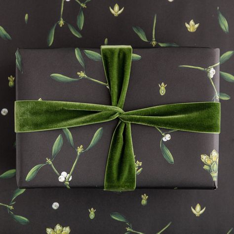 Eco Gift Wrapping, Black Wrapping Paper, Christmas Gift Wrap, Christmas Greenery, Eco Gifts, Holiday Trends, Black Christmas, Christmas Wrapping Paper, Christmas Gift Wrapping