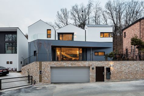 Completed in 2017 in South Korea. Images by Kyungsub Shin. ‘Three-Roof House’ is a home for a couple and their two daughters who lived in an apartment for a long time. The couple who loves wild flowers and... Korean House Exterior, Korean House Design, Roof House, Yongin, Steel Roofing, Roof Architecture, Shed Roof, Roof Styles, House Doors