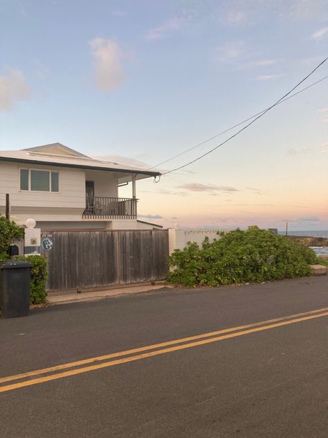 #aesthetic #beachhouse #beach #ocean #house #home Beach House Porch Aesthetic, Australia Aesthetic House, Beachside House Aesthetic, Surfer House Exterior, California Houses Aesthetic, Socal Beach House, Living On Beach, Small Beach House Aesthetic Exterior, Beach House Aesthetics