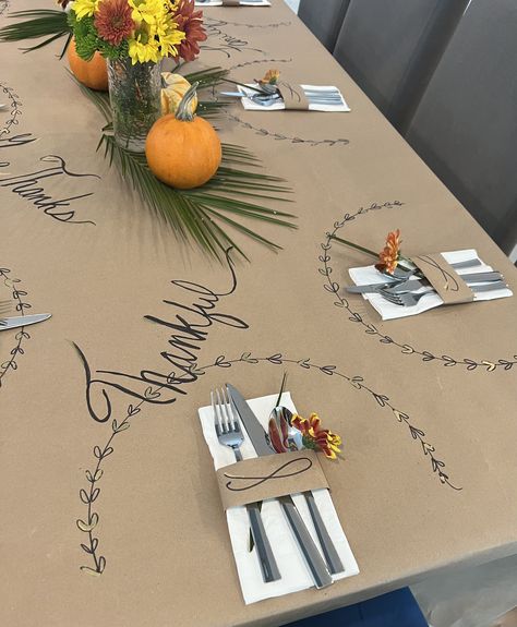 Kraft Paper Table Runner Wedding, Thanksgiving Table Diy Decor, Friendsgiving Dinner Table Decorations, Kraft Paper Table Runner Thanksgiving, Cute Thanksgiving Table Decor, Craft Paper Thanksgiving Table, Thanksgiving Table Brown Paper, Brown Paper Table Decor, Craft Paper Table Setting