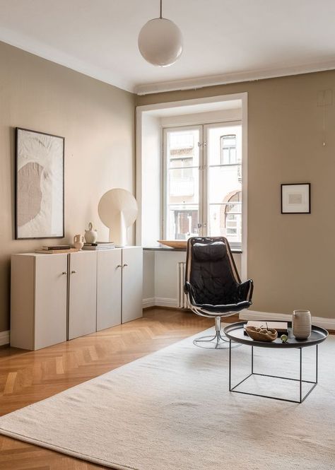 Home in beige - via Coco Lapine Design blog Beige Living Room Paint, Office Beige, Beige Home, Beige Living Rooms, Beige Interior, Beige Colour, Beige Walls, Living Room Paint, Room Paint