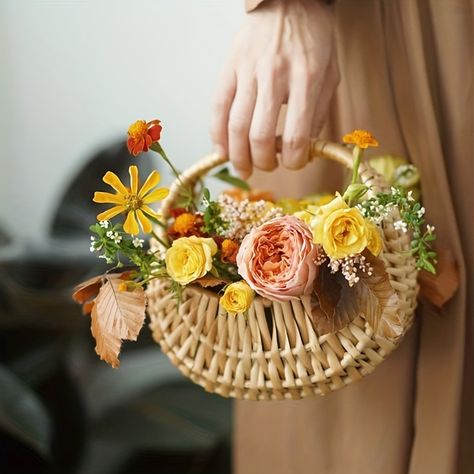 Bridesmaid Baskets, Basket Flower Arrangements, Home Wedding Decor, Wedding Decor Photos, Wedding Flower Girl Basket, Flower Girl Baskets, Sustainable Wedding, Flower Girl Basket, Wedding Flower Girl