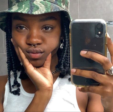 Septum Piercing Wide Nose, Septum And Nose Piercing Together Black, Spectrum Piercing Black Women, Big Nose Septum Piercing, Black Women Septum Piercing, Septum On Black Women, Septum On Big Nose, Septum Piercing On Big Nose, Septum Black Women