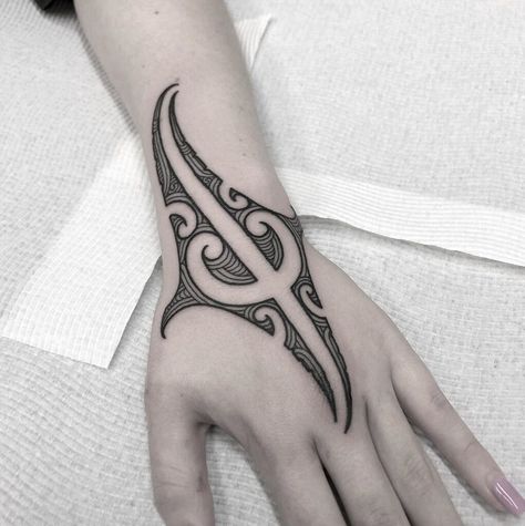 Māori Hand Tattoo, Simple Polynesian Tattoo Designs, Ta Moko Women Hand, Tamoko Maori Design Arm, Maori Tamoko Designs, Hand Tamoko, Maori Hand Tattoos For Women, Maori Tattoo Designs Women Small, Ta Moko Drawing