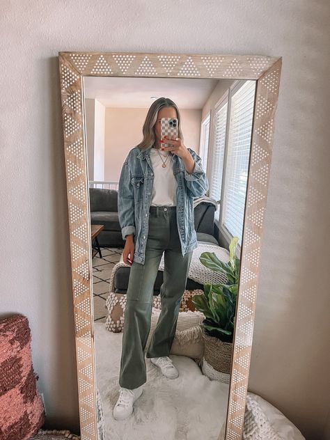 Womens Carpenter Pants Outfit, Teacher Cargo Pants Outfit, Carpenter Pants Women Outfit, Carpenter Pants Outfit Women, Green Carpenter Pants Outfit, Carpenter Jeans Outfit, Cute Cargo Pants Outfits, Green Carpenter Pants, Carhartt Outfits