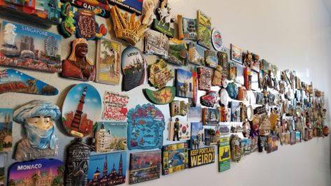 Souvenir Magnet Display Board, Displaying Magnets Collection, Travel Wall Display Ideas, Wall Collection Display, Display Magnets Collection, How To Display Travel Magnets, Magnet Decoration Ideas, Magnet Board For Travel Magnets, Display Travel Magnets