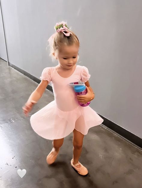 Grumpy And Sunshine, Girl Mom Aesthetic, Old Money Family, Ballet Mom, Toddler Girl Ballet, Toddler Ballet, Skirt Dance, Toddler Dance, Expensive Wedding