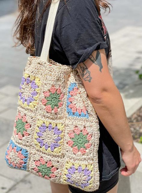 43 Amazing Granny Square Crochet Bag Design Ideas Tote Bag Crochet Granny Squares, Tote Bag Design Crochet, How To Make A Crochet Bag, Granny Square Crochet Bag Pattern, Useful Crochet Ideas, Crochet Tote Bag Granny Squares, Granny Square Tote Bag Pattern, Granny Squares Bag, Granny Square Bags