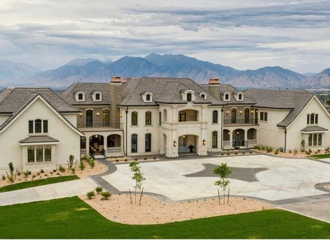 Fancy House Exterior, Utah Parade Of Homes, Mansion Driveway, Moon Castle, Big Mansions, Luxury Mansions, Mansion Tour, Mansion Exterior, Luxury Houses Mansions