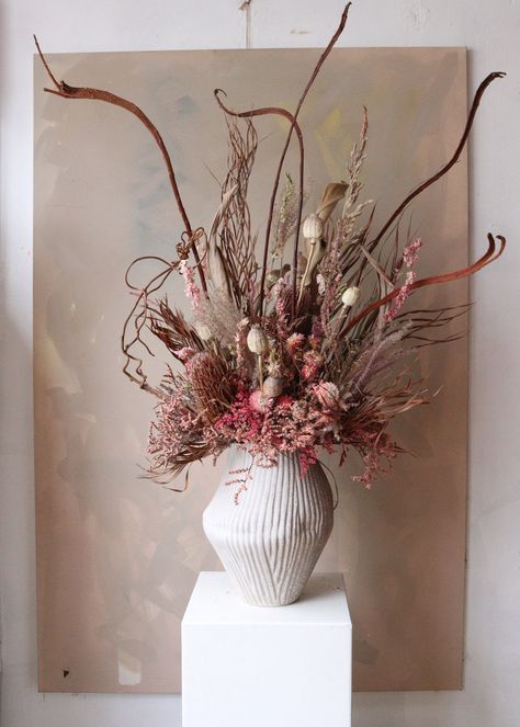 Luxury dried flowers are the perfect natural compliment for modern interiors. Created by London florist Design by Nature. Dried Poppy Heads Arrangement, Tall Dried Flower Arrangements, Dried Flower Christmas Decorations, Fall Dried Flower Arrangements, Large Dried Flower Arrangements, Dried Flowers Ideas Decor, Floral Shop Interior, Wisteria Decor, Dried Flower Installation