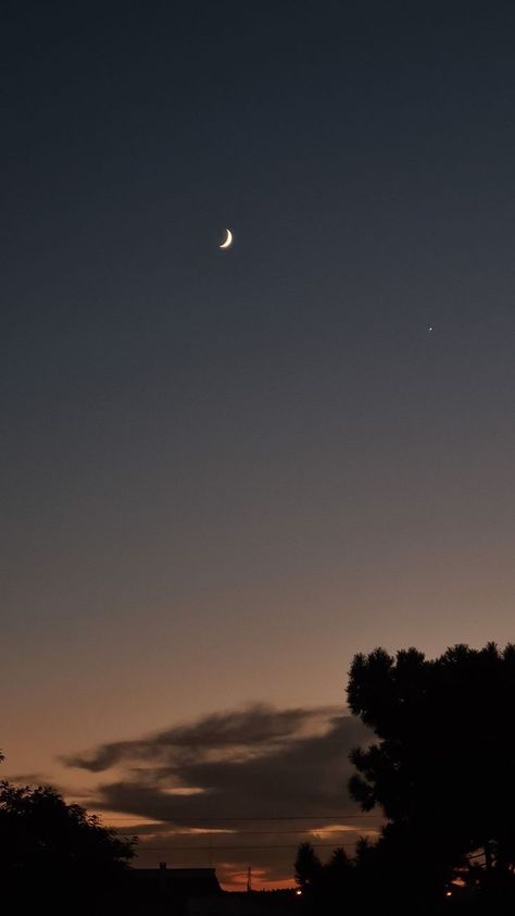 Sky Photography Nature, Moon Pictures, Sky Pictures, Night Scenery, Fotografi Alam Semula Jadi, Night Landscape, Moon Photography, Images Esthétiques, Foto Vintage