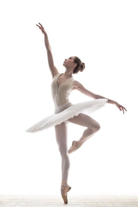 Ballet Photography Poses, Tari Balet, Ballerina Photography, Ballerina Poses, Ballet Drawings, Ballet Dance Photography, Bawah Air, Dance Picture Poses, Art Ballet