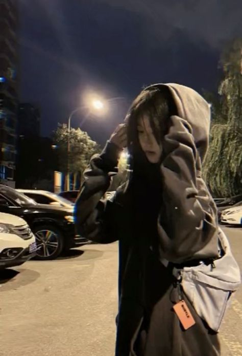 Girl With Hoodie Aesthetic Night, Ulzzang Tomboy, Girl Emo, Korean Photo, Girl's Swag, Mysterious Girl, Aesthetic Couple, 사진 촬영 포즈