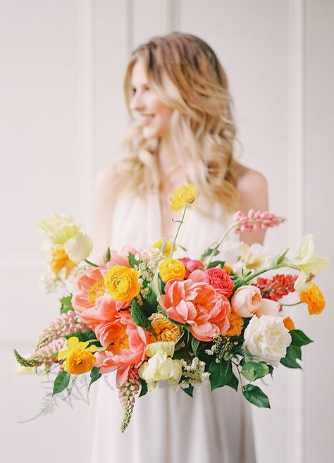 Ranunculus Wedding Bouquet, Ranunculus Wedding, Citrus Wedding, Picnic Wedding, Living Coral, Spring Wedding Flowers, Wedding Flowers Summer, Wedding Inspiration Summer, Coral Wedding