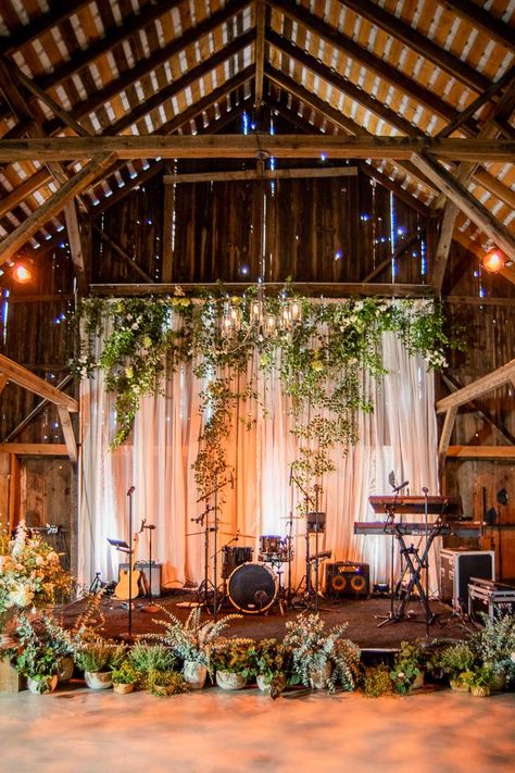 22 Wedding Band Staging Décor Ideas Wedding Rustic Decor, Band Stage, Barn Wedding Decor, Shed Wedding, Outdoor Stage, Barn Wedding Reception, Barn Parties, Barn Wedding Decorations, Barn Reception