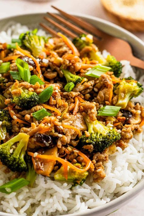 Switch up your weeknight dinner with this speedy one-pot ground pork stir fry! Perfect for utilizing pork chops, it's ready in just 30 minutes! Ground Pork And Broccoli Recipes, Ground Pork And Spinach Recipes, Ground Pork And Zucchini Recipes, Ground Pork Meals, Ground Pork Crockpot Recipes, Ground Pork Dinner Ideas, Asian Ground Pork Recipes, Ground Pork Recipes Easy, Ground Pork Sausage Recipes