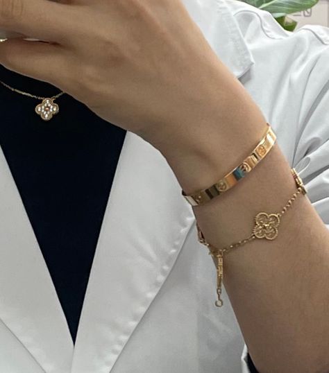 Van Cleef Stacking, Van Cleef And Cartier Bracelet Stack, Van Cleef Bracelet Aesthetic, Van Cleef Bangle, Loha Bandhano, Gelang Emas Aesthetic, Van Cleef Arpels Aesthetic, Can Cleef Bracelet, Van Cleef Necklace Layering